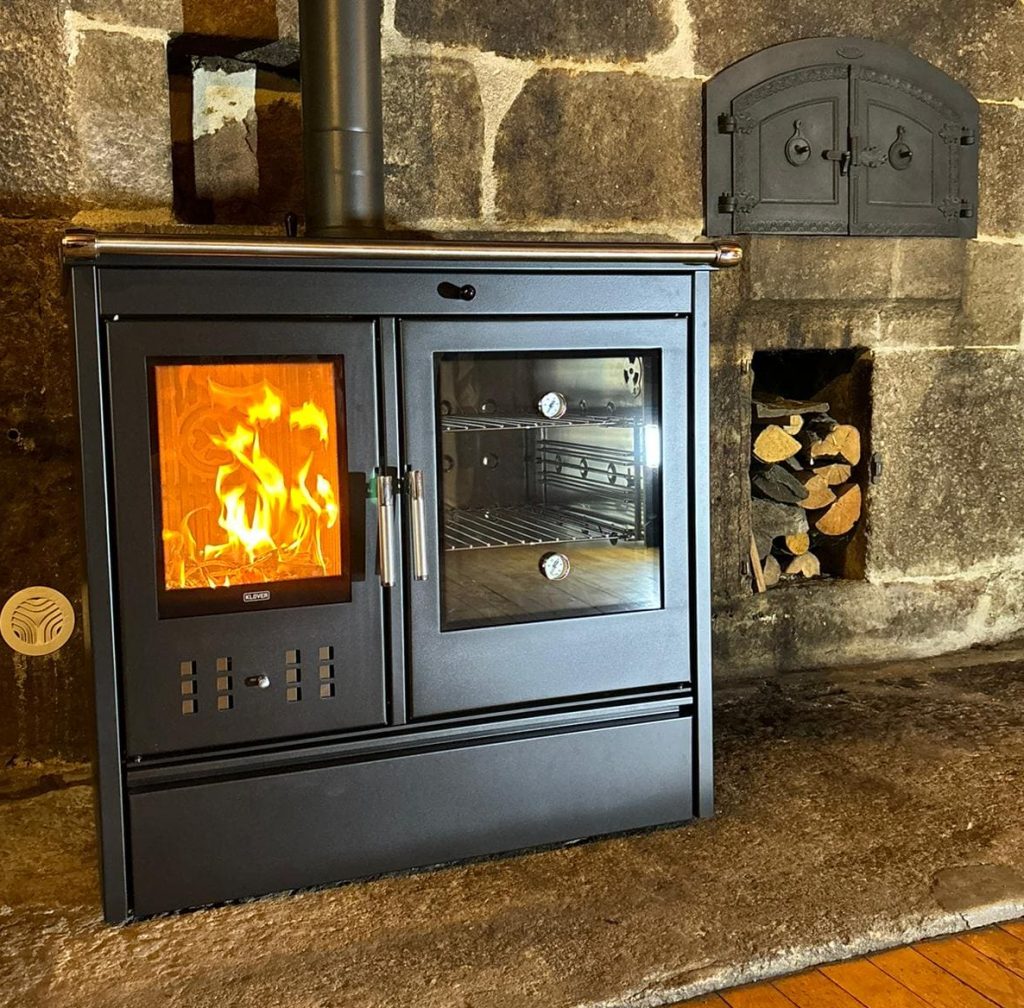 cuisiniere à bois class 90 klover dans une ancienne cheminée ouverte dans la commune de Valcivières - installer par clim'flammes