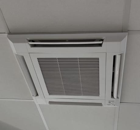 Installation d'un système de climatisation plafonnière dans les bureau d'une entreprise à Thiers