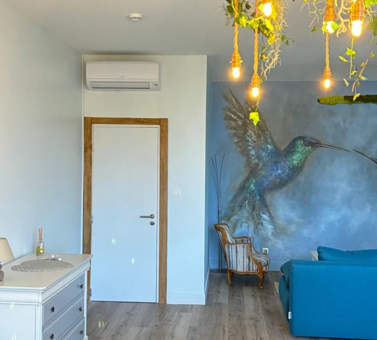 Climatisation réversible de marque HITACHI dans une des chambres du Manoir des Rêves Sauvages ISSSOIRE