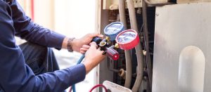 Entretien d'une pompe à chaleur par un technicien Clim'Flammes à Clermont-Ferrand »